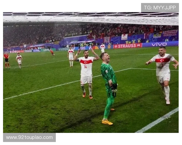 博洛尼亚俱乐部逆转再现奇迹球队士气高涨誓夺欧洲赛资格 博洛尼亚俱乐部逆转再现奇迹球队士气高涨誓夺欧洲赛资格