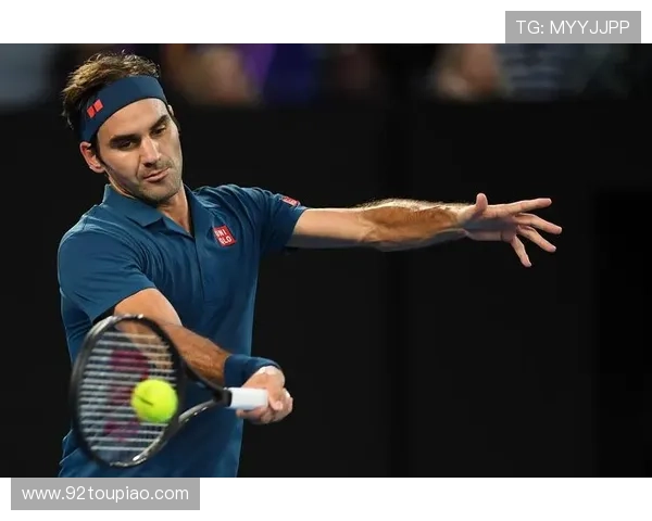 网球巨星费德勒惊现伤愈复出,备战即将到来的重要比赛 网球巨星费德勒惊现伤愈复出,备战即将到来的重要比赛